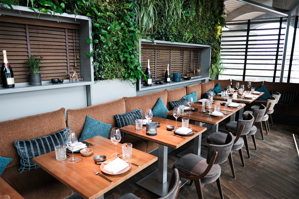 Gedeckter Tisch in einem modernen Restaurant